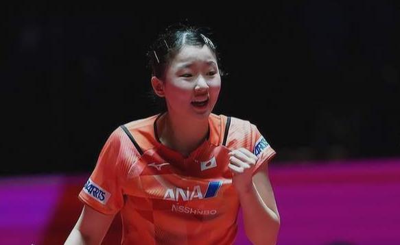 期待姜依依与张本美和的较量！
姜依依和奥运冠军陈梦是同门师妹，从小在青岛接受系统