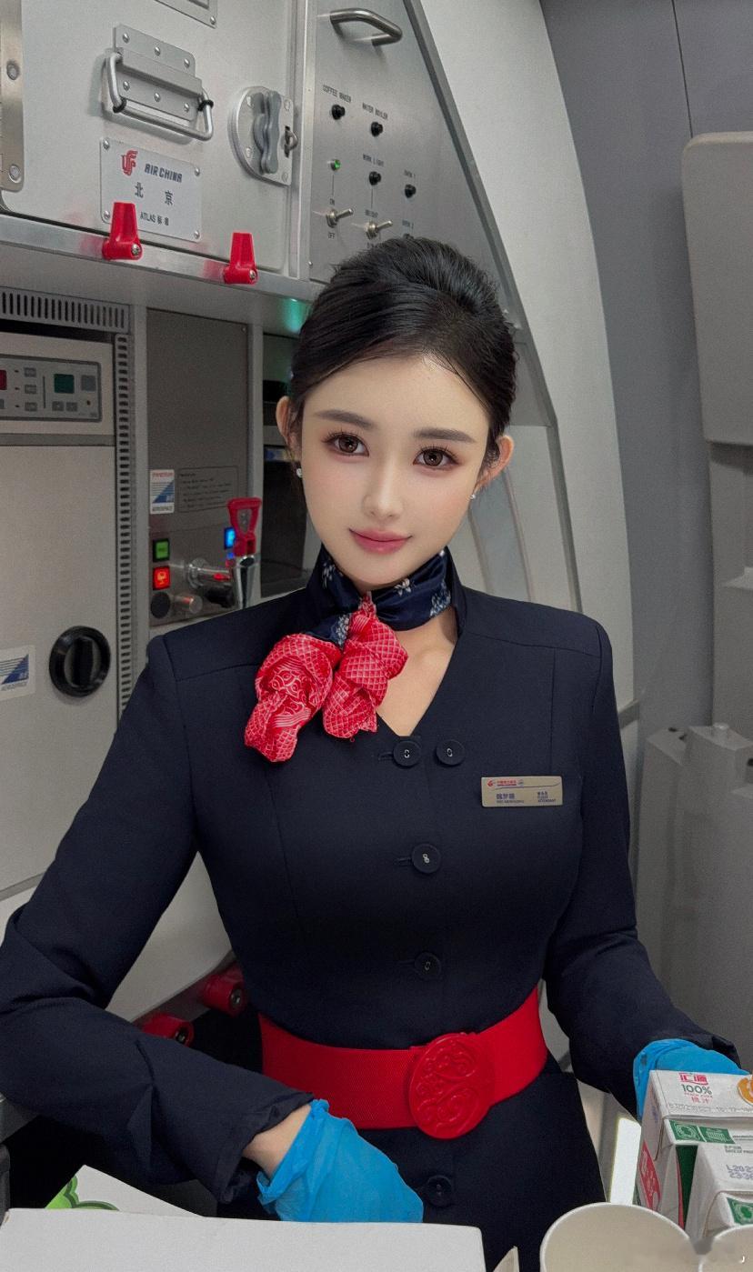 东航空姐，这也太美了吧。 ​​​