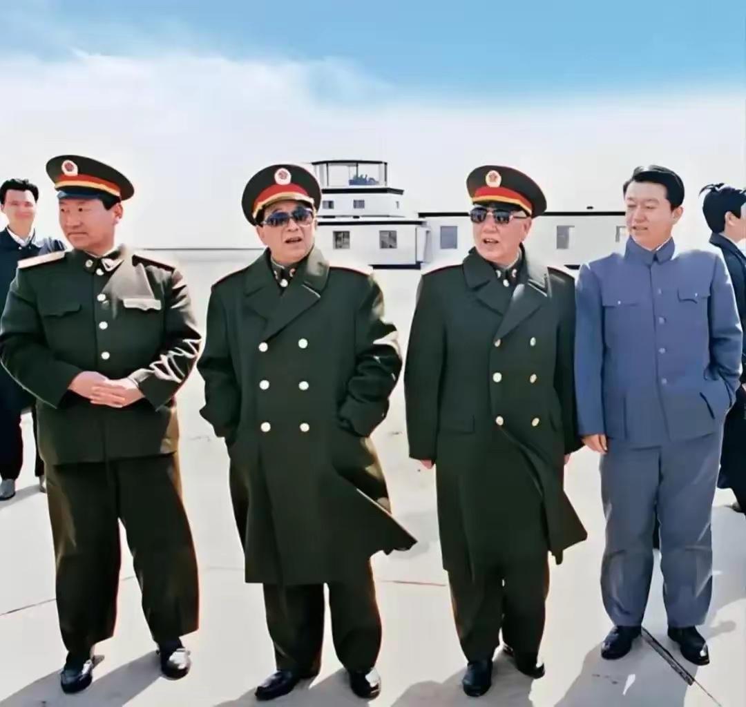 这是90年代的老照片，几位老将军在一起的合影。
，我打赌，如果你认出一个，算你强