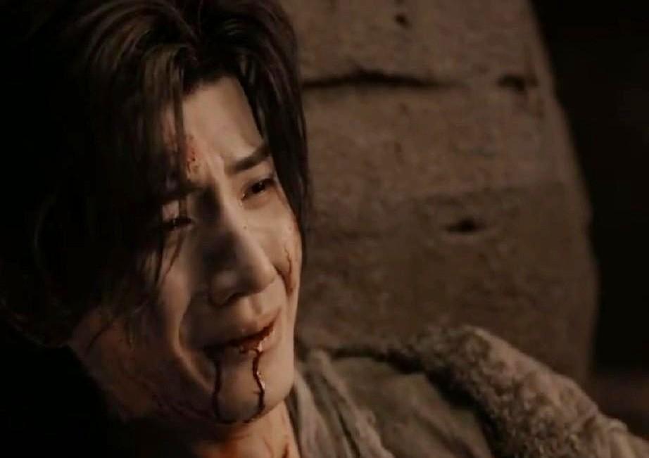 清澄一刀劈了前任城主，血染王座。
姐姐在牢里哭，他在外面笑。
没人问那双蓝眼睛，