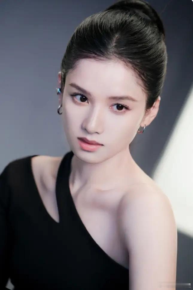 四大平台要共同成立艺人公司最近一年四大平台的太子太女开始合作拍剧，听说是因为四大