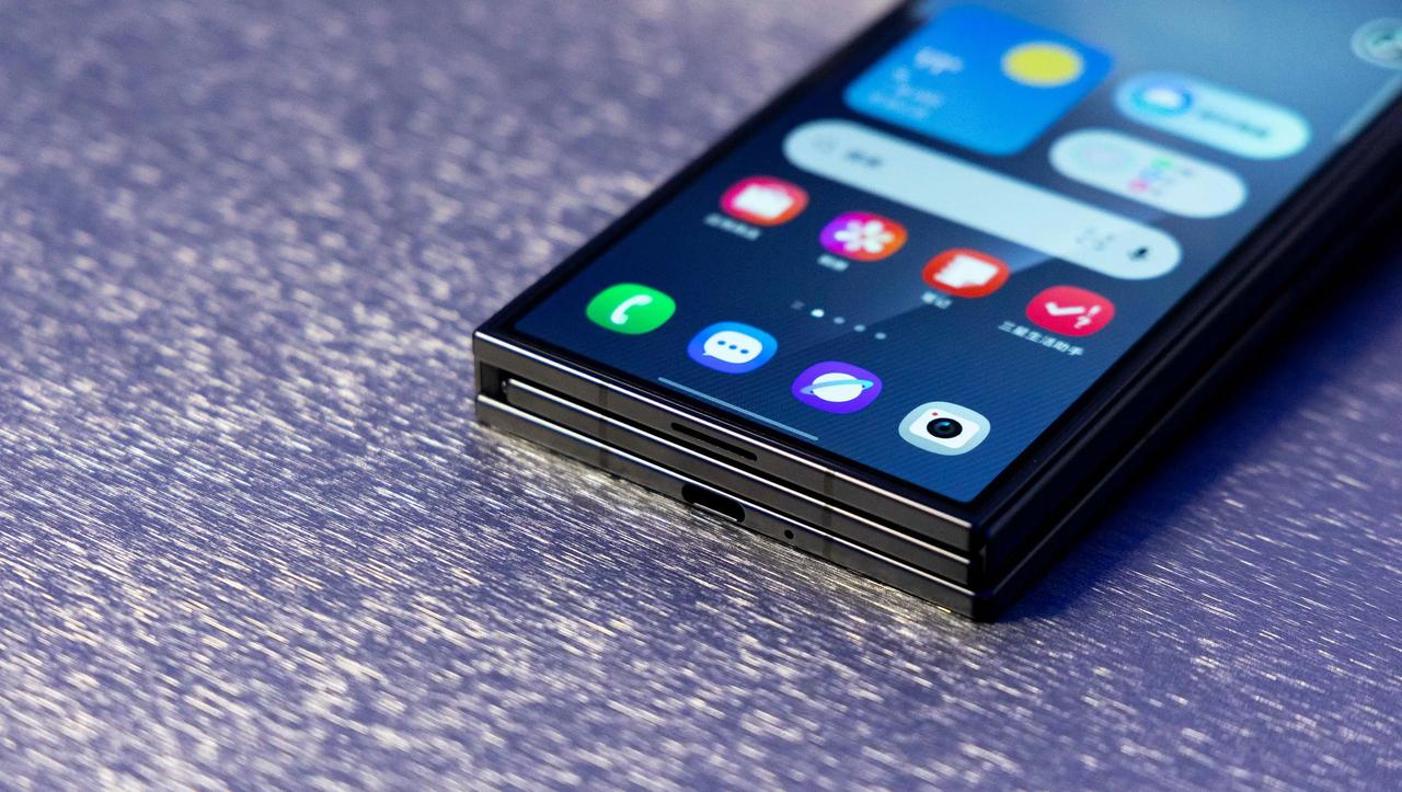 据外媒报道，三星电子计划停止其首款三折叠屏手机Galaxy Z TriFold的