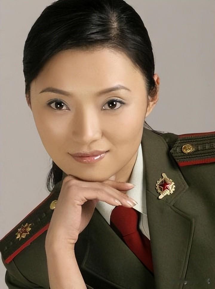 一句“开炮”震天下，她却把日子过成了慢火煲汤
“李云龙，你开炮啊！”2005年，