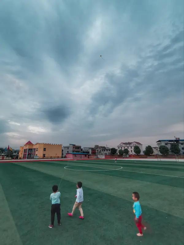 长大后才明白，一生都在治愈原生家庭带来的伤
 
从小不被肯定，总被比较、被指责，