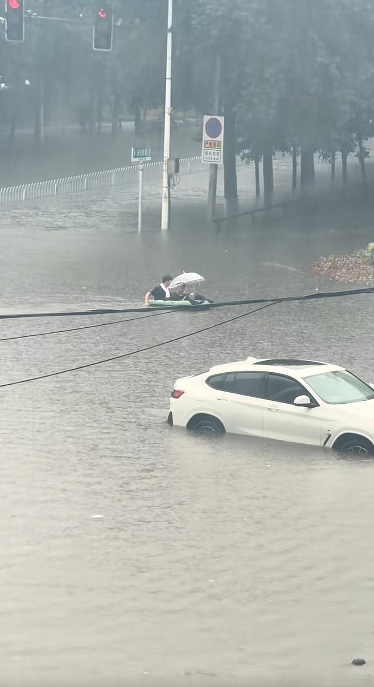青岛 海水倒灌沈阳市内积水严重，需要皮划艇出行。 
