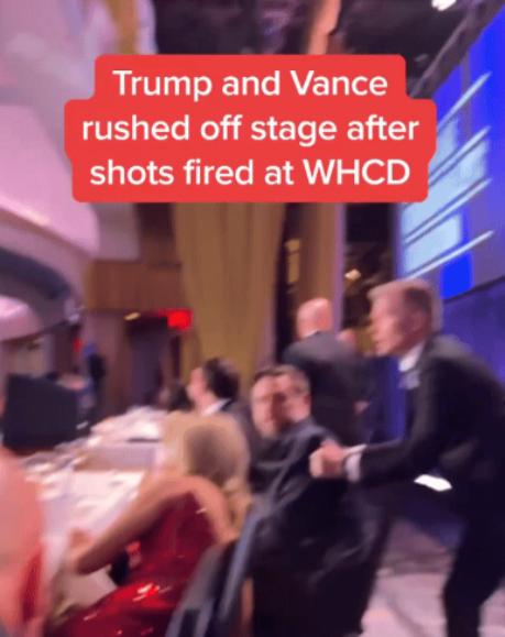 枪击事件发生后， 美国特勤局 人员一把拽走了 美国副总统 万斯。在这之后好几秒，