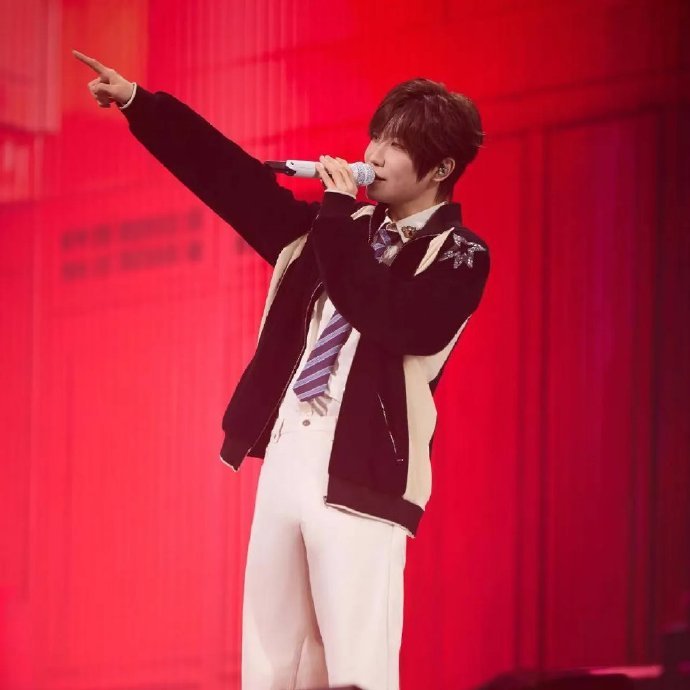 徐良白月光歌手的杀伤力谁懂徐良开演唱会的救赎感，小时候听歌的我们，终于有能力奔赴