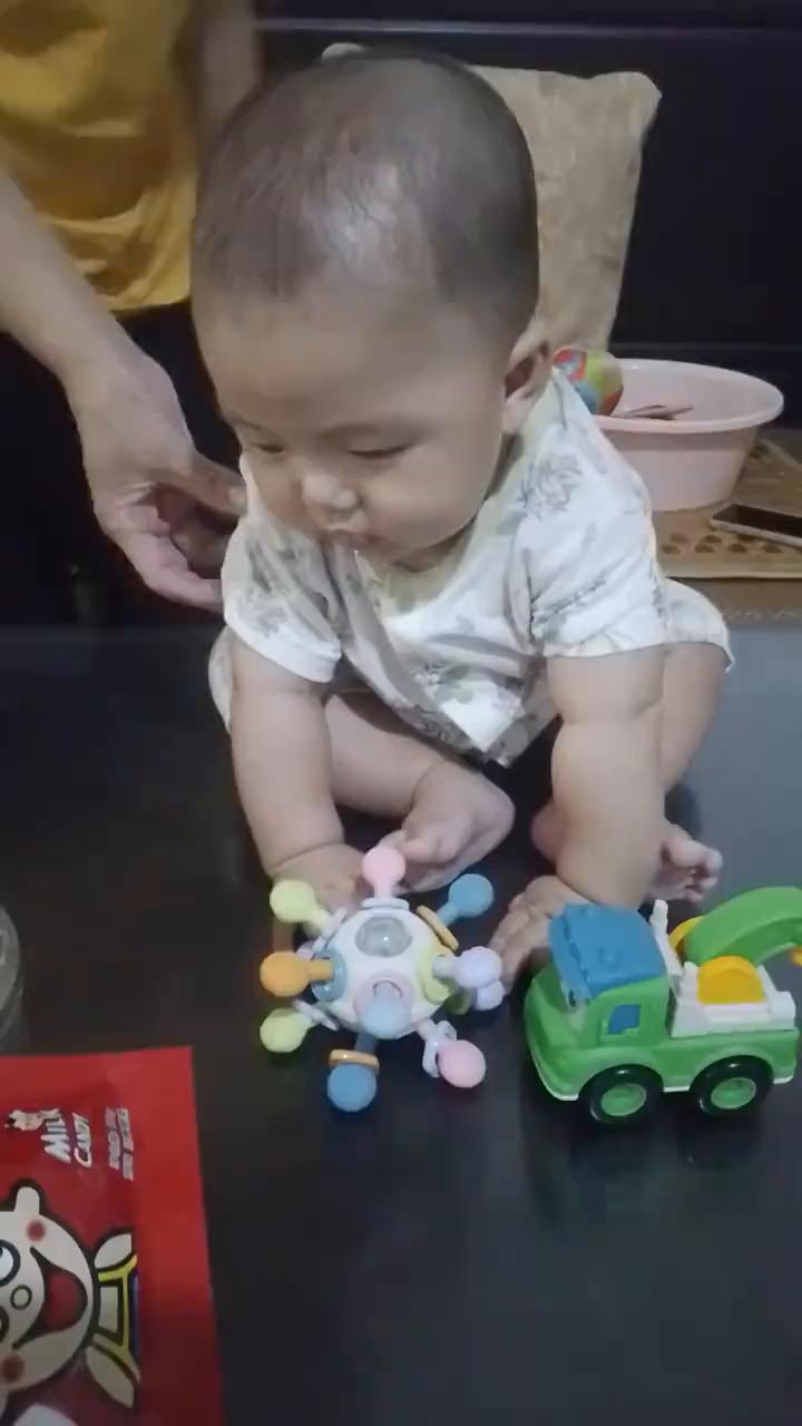 萌宝探索玩具世界童真无价。
·首先在男孩的名下，在妈妈的名下，在妈妈的名下。
·