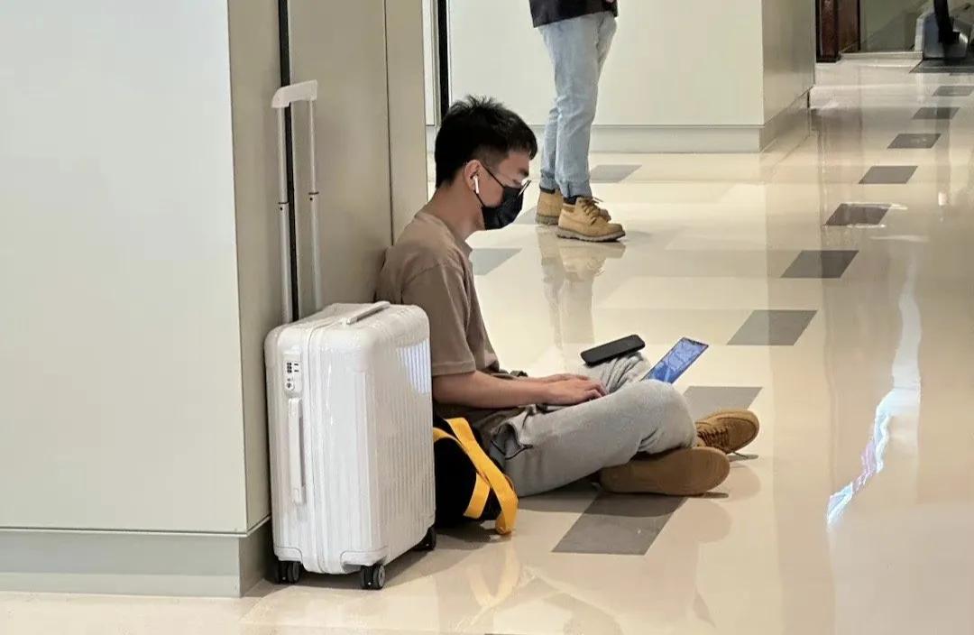 钟文泽真的我哭死
​小泽老师席地而坐直接剪片
​马上微博发了深圳直营店的抢先看视