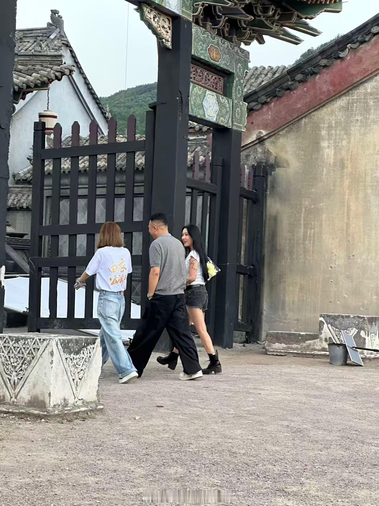 花儿与少年导演李超亲自探班大哥龚俊《白衣公卿》剧组，肉眼可见的重视龚俊，又是送花