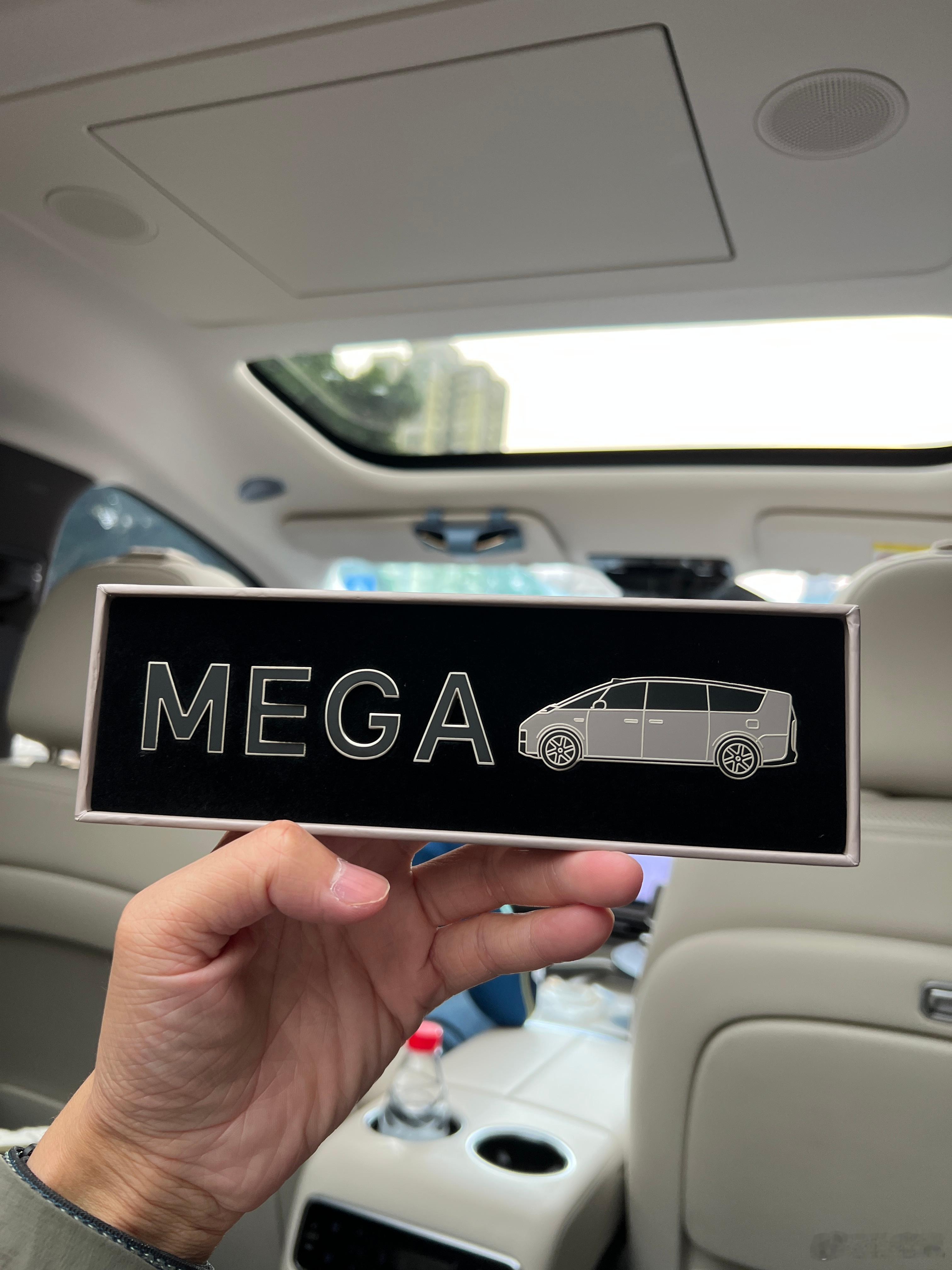 一不小心中了一个理想mega的冰箱贴，看起来非常有质感，很有意义的一个玩意。我在