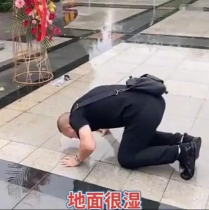 🍀请停留几秒，为伟人点个赞送朵花💐
《韶山敬拜毛主席》
风雨兼程，心之所向，