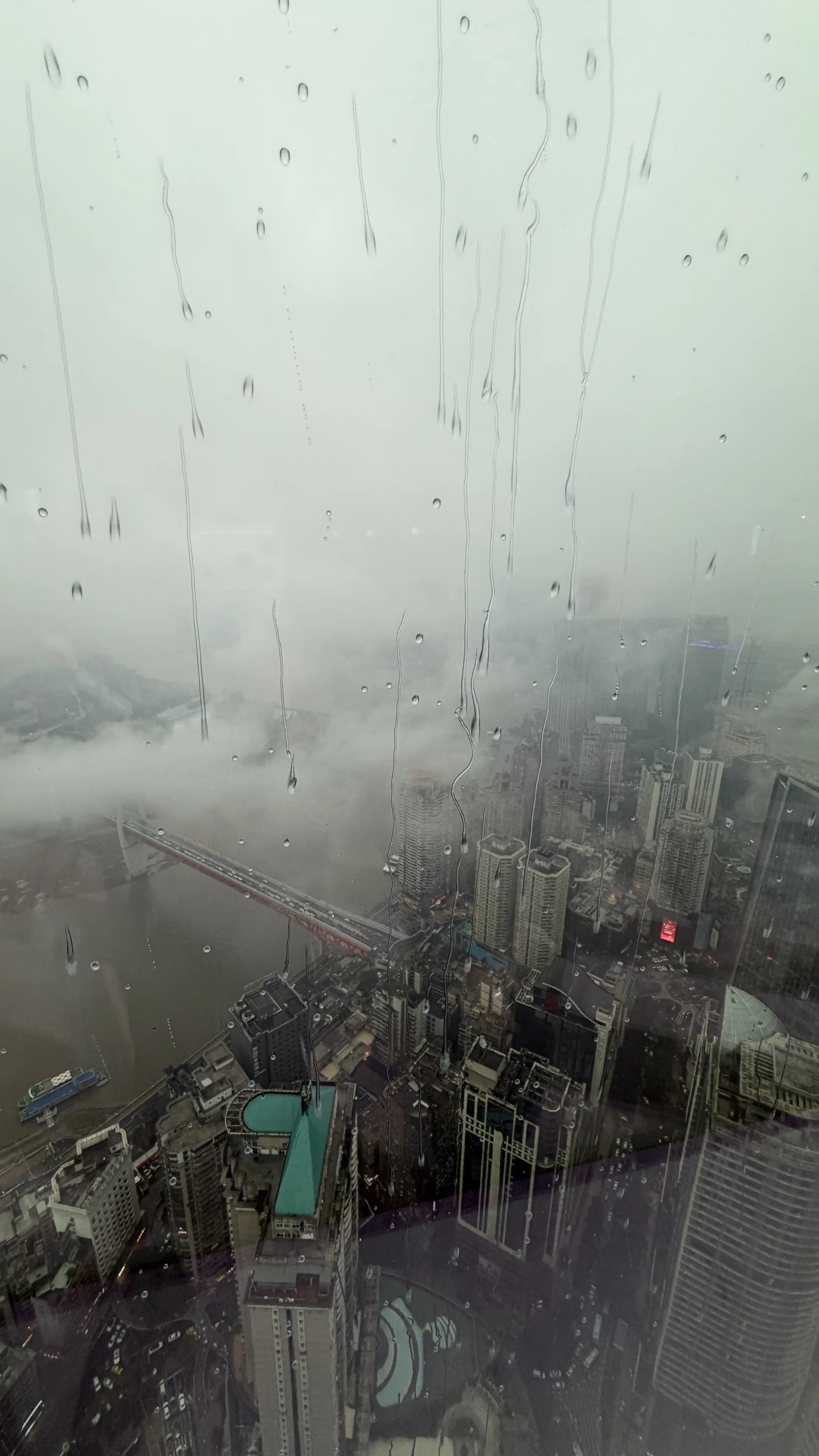 落雨时的重庆 所有记忆都是潮湿的