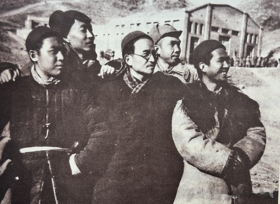 1943年1月，出席晋察冀边区第一届参议会的文艺界参议员的合影，左起：诗人田间、