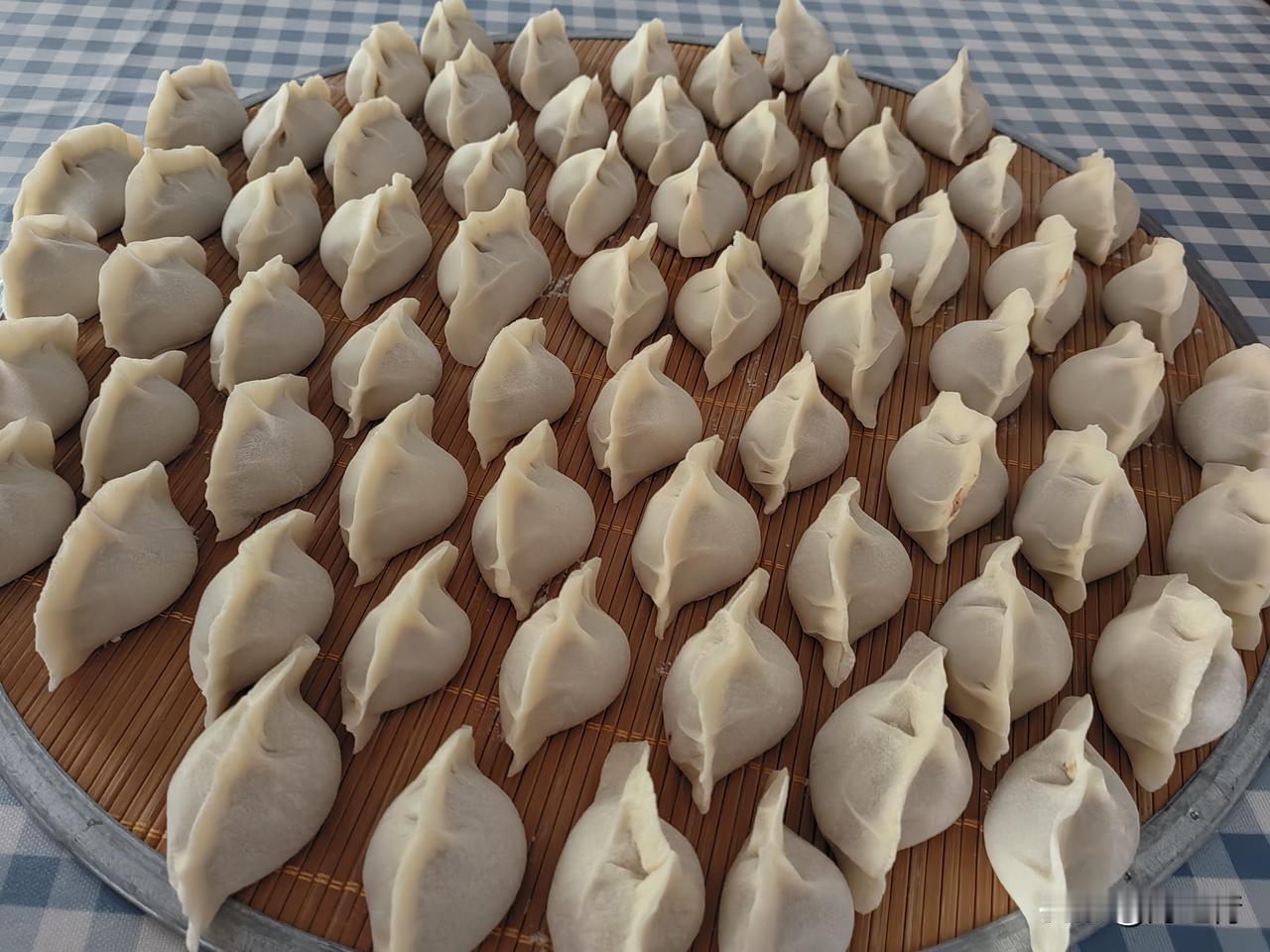 周末在家包个牛肉洋葱饺子，自己包经济实惠味道好，想吃饺子还得在家自己包。