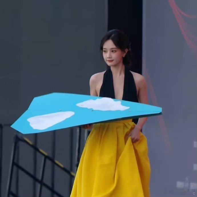 谁给李一桐做的造型我嘞个豆，李一桐红毯造型真的美到窒息了！黑黄撞色深V礼服勾勒绝