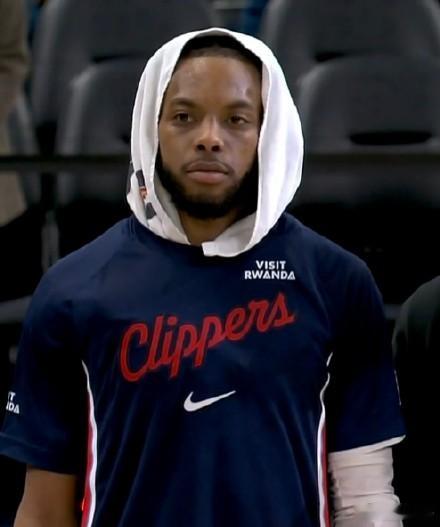 随队记者：泰·卢不想告诉我今晚谁会首发。但我让他透露了约翰·科林斯今晚将代替达里