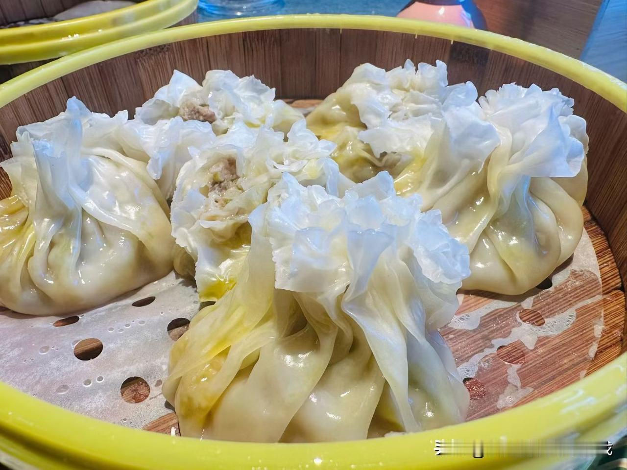 内蒙早茶的“狠活”：一“两”烧麦顶全天，砖茶一吸溜暖到脚底板
 
谁说来内蒙只能