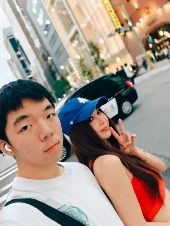 59岁温碧霞日本街头与养子一起逛街，状态真好，豪门娇妻既视感！ ​​​