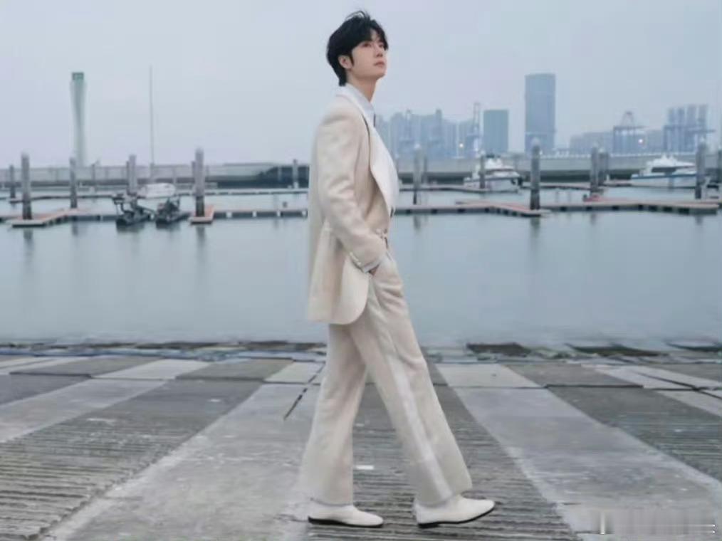 王一博与浪花 好儒雅一男子，像极了小说剧情！男主穿着白色的西装在海边和女主散步王