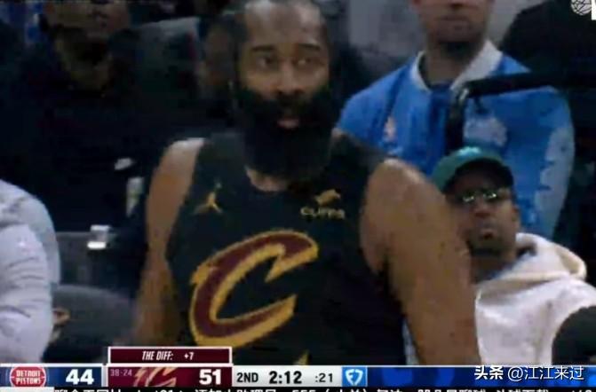 骑士54比48领先活塞结束上半场！哈登手伤还是有影响的，连续四个大空位三分投篮不