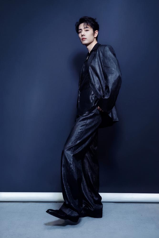 34岁，SMG史上最年轻“视帝”。肖战穿着GUCCI领奖，粉丝说这波“赢麻了”。