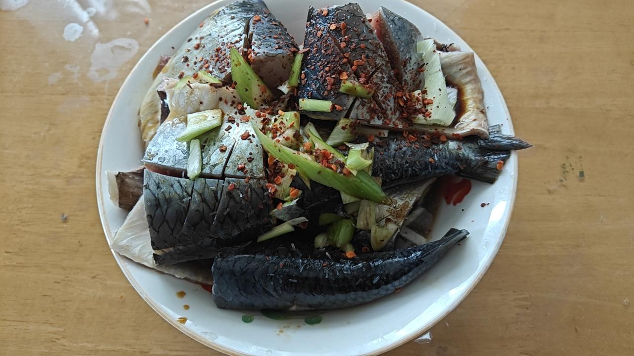 老胡一大早上就跟六哥去临沂市区拜谒三嫂去了。大嫂没有怀孕，在六哥部队上受处分后跟