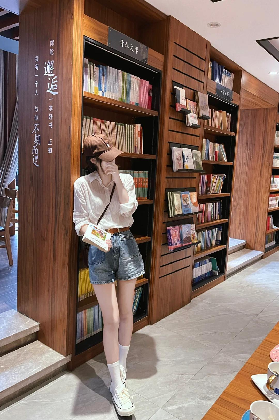 #夏日生活打卡季#经典不败！白色衬衫遇上蓝色牛仔裤，简约时尚感爆棚👖👕。脚下