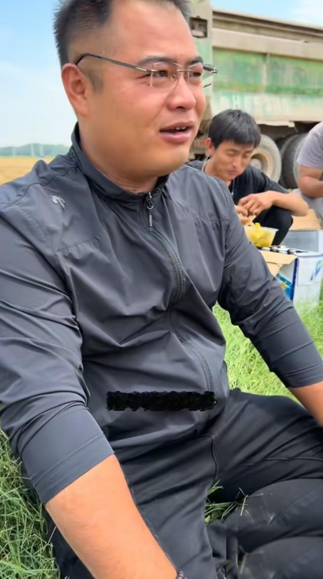 二两别割麦了，快点回去二顺子江湖救急；二顺子烧烤店都关门整顿了，当大哥的居然还在