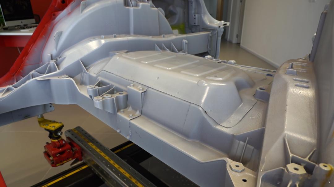 一体化大压铸vs冲焊技术？前段时间吵的沸沸扬扬的一体化压铸和冲焊技术，前者作为新