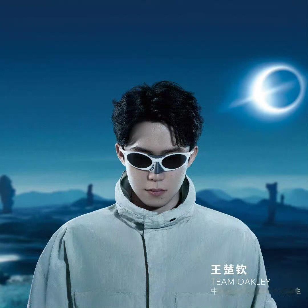 王楚钦时刻前瞻共探未来造物 王楚钦白色墨镜王楚钦白色墨镜 ​​​