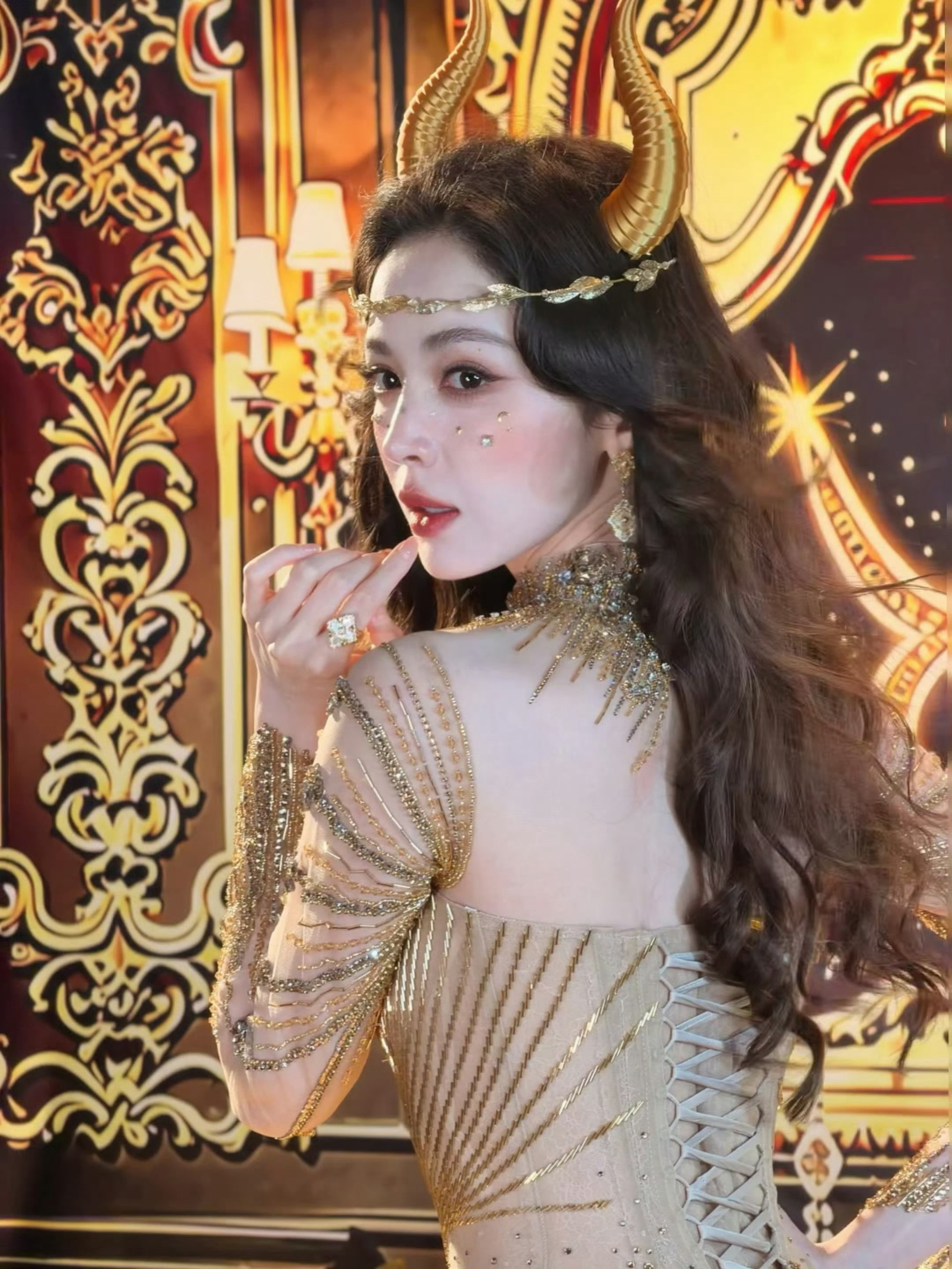 来自今天寿星娜扎的绝美新造型，鎏金战袍加持化身神话里走出来的金牛神女！live神