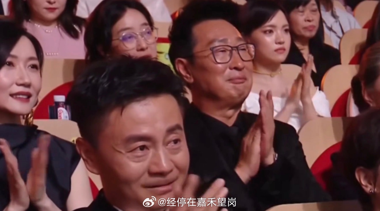 紫旁边的演员这不都在笑着鼓掌祝福么