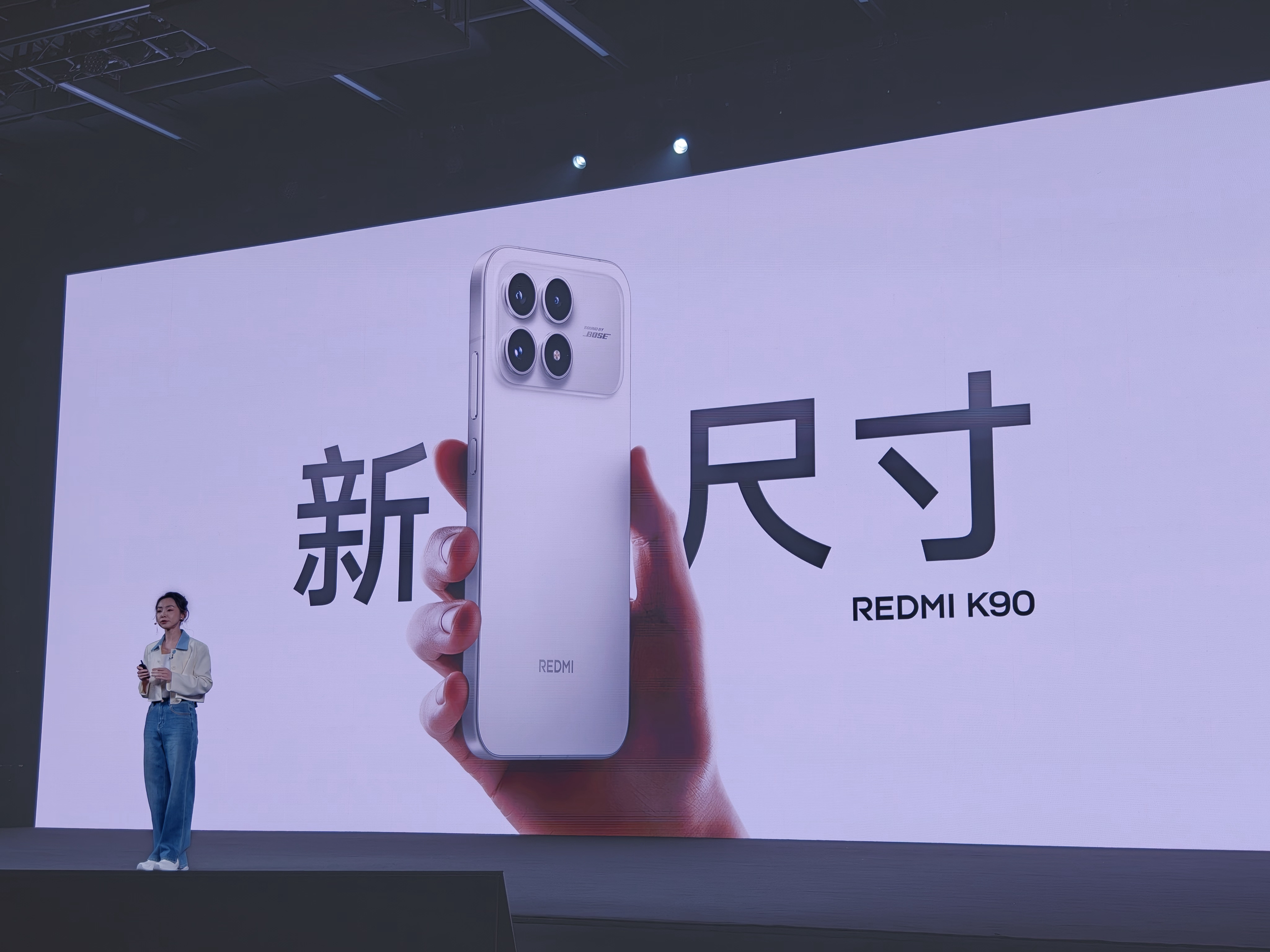 红米K90发布会与以往不同，这次不是一次“只讲 Pro”的发布会，而是先由标准版
