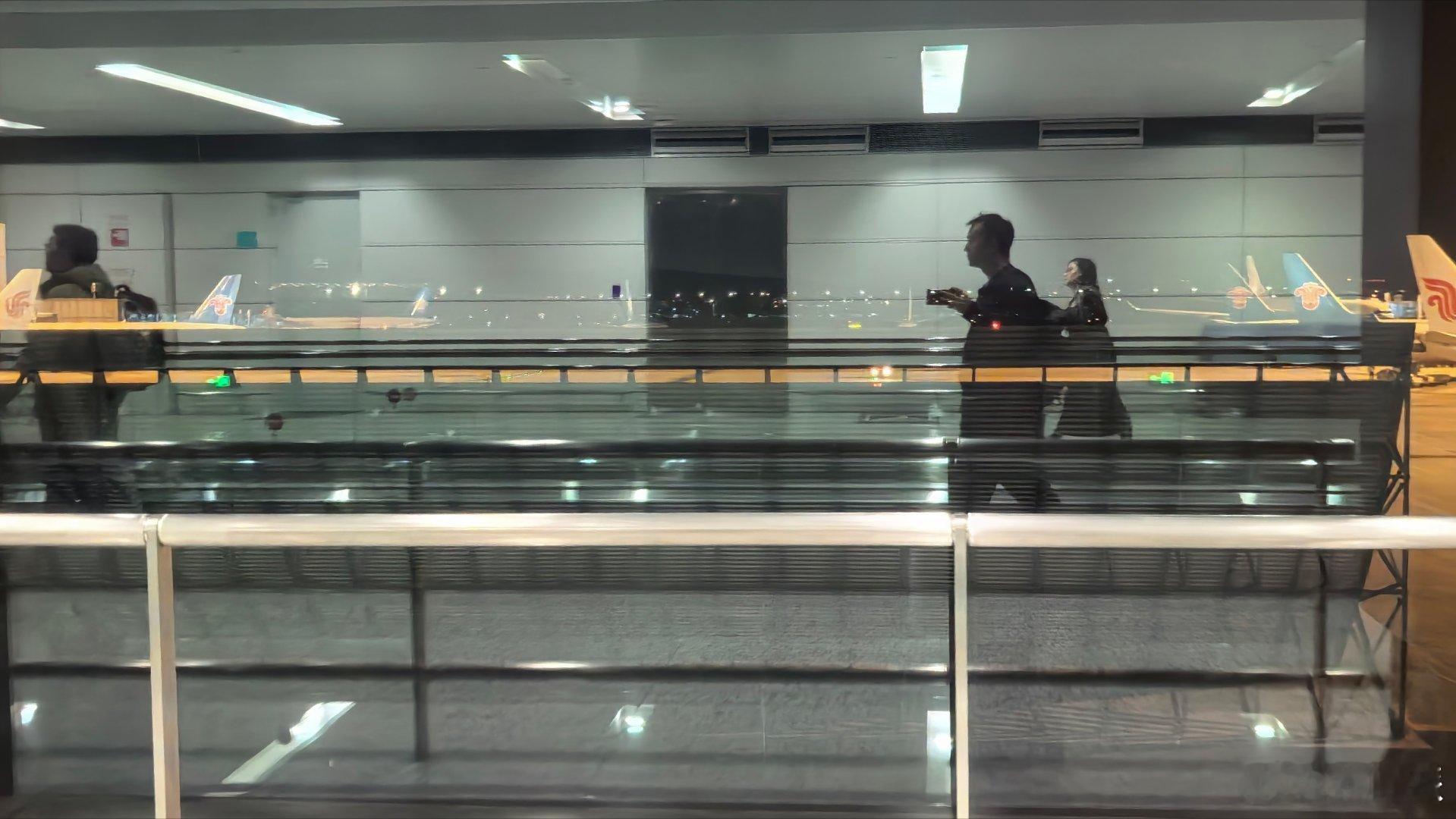 丢人了…刚下飞机，一落地看到N条新消息，一边走一边回消息，走特么逆行电梯上了…还