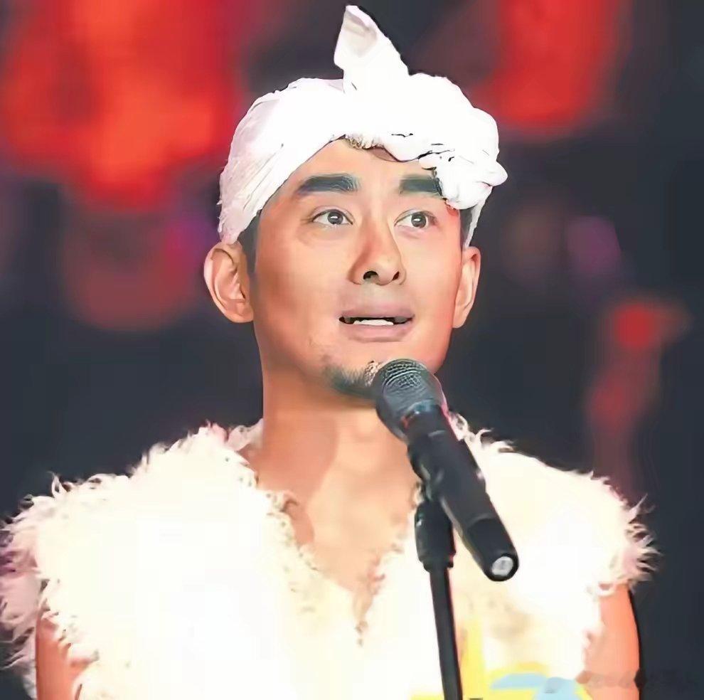 阿宝当年凭《星光大道》夺冠，一曲《山丹丹花开红艳艳》火遍全国，妥妥草根逆袭。​​
