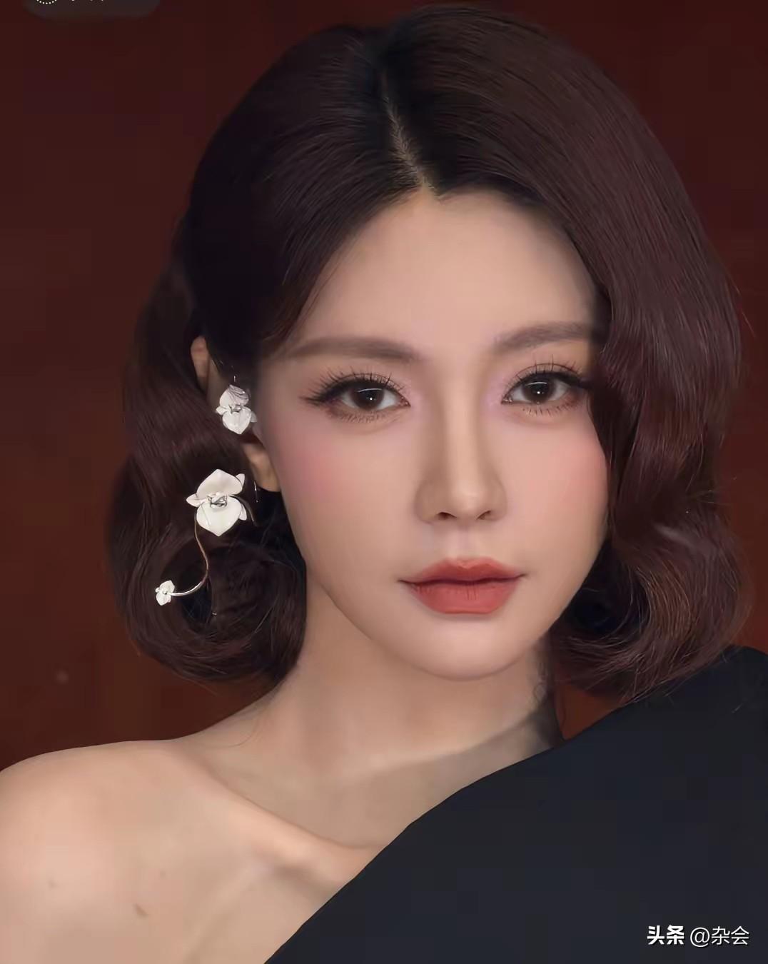 沈梦辰在小红书REDGALA红毯上的花朵造型赢麻了！礼服上的花朵简直是点睛之笔，