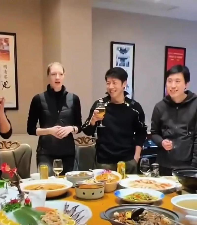 五一假期，撒贝宁携妻子李白、一对龙凤胎返回武汉老家过节。恰逢李白的加拿大亲友远道