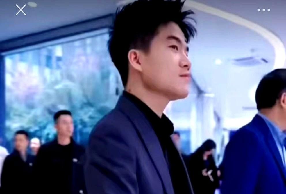 董宇辉走了，东方甄选亏了，到底谁成全了谁？
去年6月到今年5月，东方甄选赚的钱还