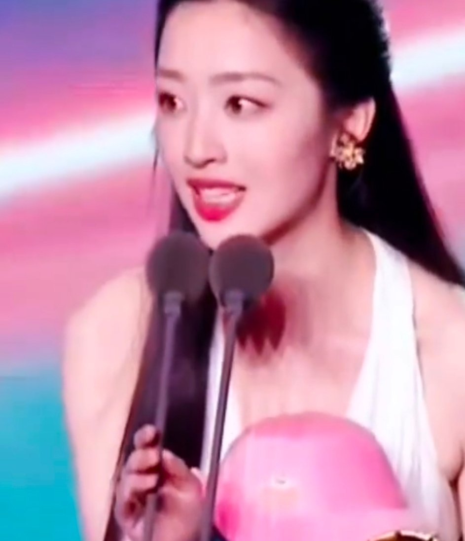 谁能想到邓恩熙才20岁邓恩熙这红毯造型，细节控的福音！20岁的她眉眼精致如画，皮