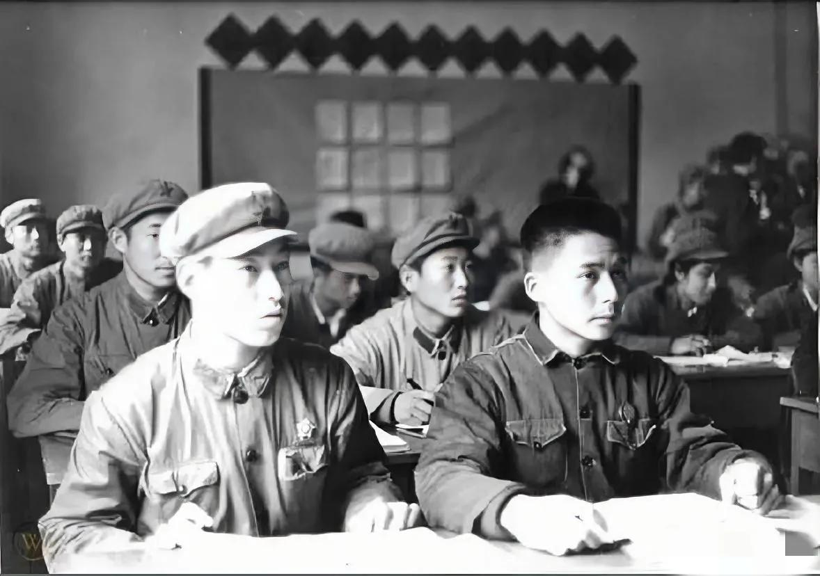 1971年，清华大学工农兵学员，正在上课时，留下的一张老照片，他们身着统一的军装