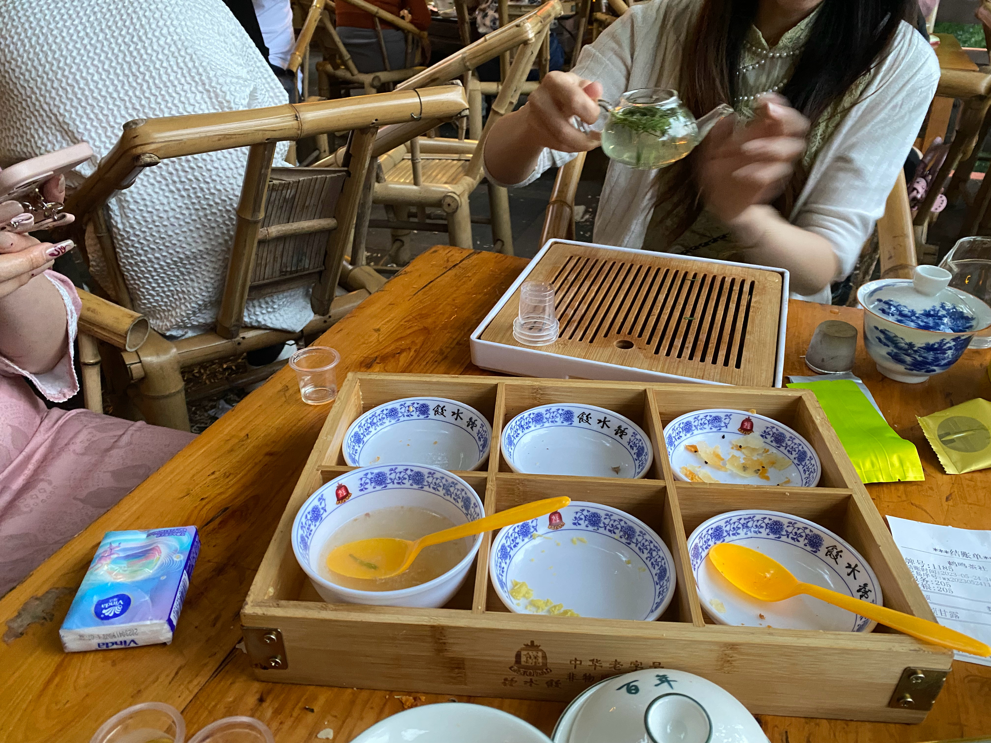 成都美女的嘴也太能说了[泪]，实在顶不住了买了盒茶叶，这是真卖茶叶的[允悲]  