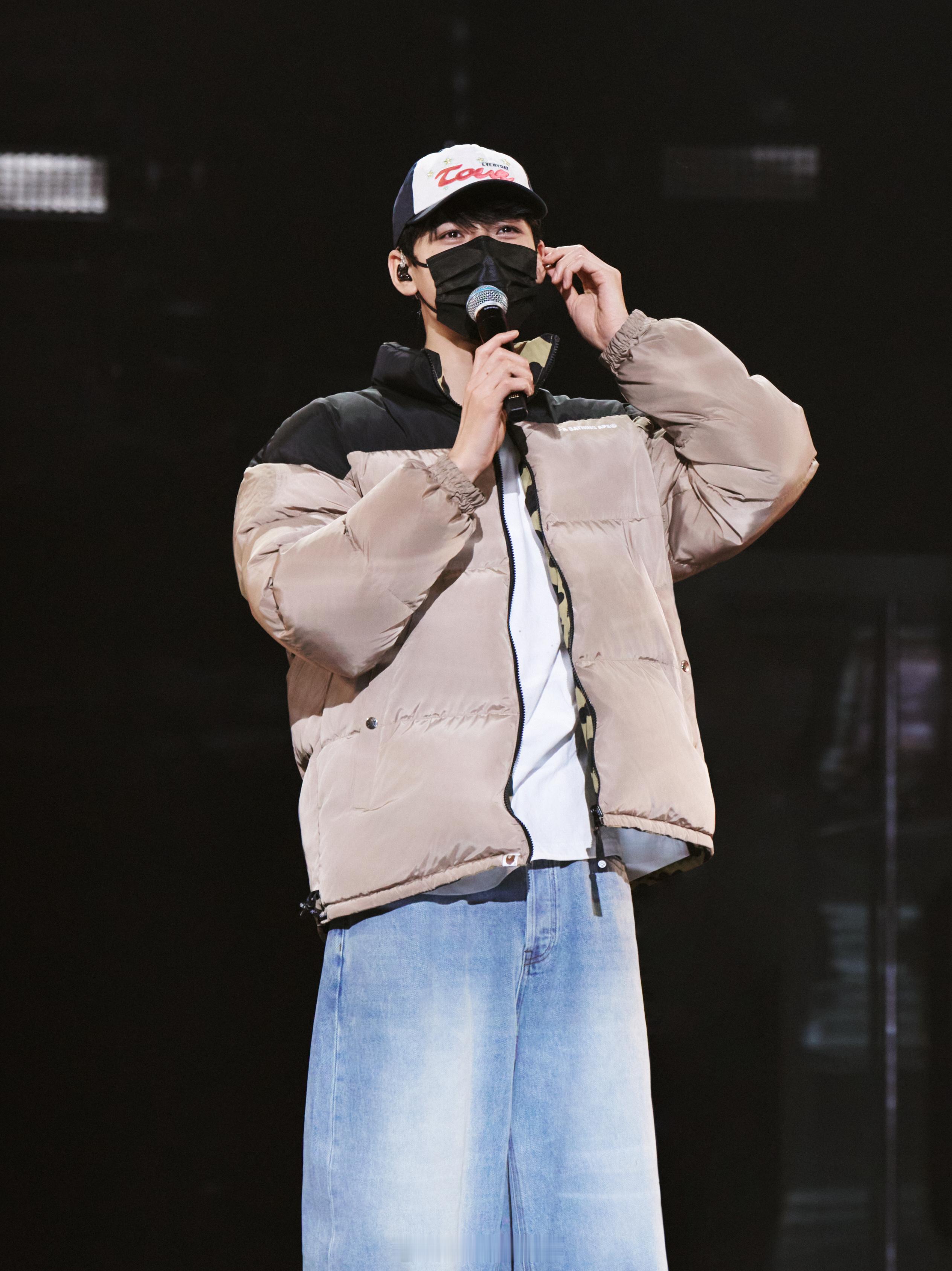 龚俊东方卫视跨晚彩排图来啦！期待龚俊今晚的舞台啦！真帅！跨年晚会节目单