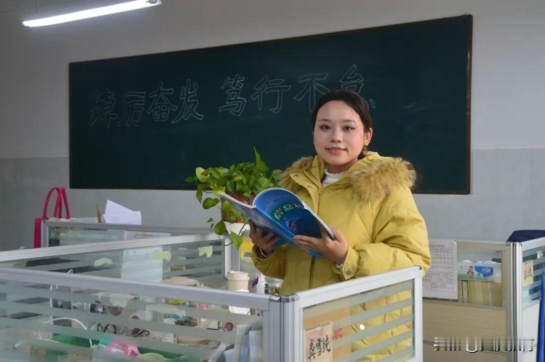 洋县金水九年制学校信息技术教师龚雪纯在山区的晨曦中，有一位老师总是早早来到计算机