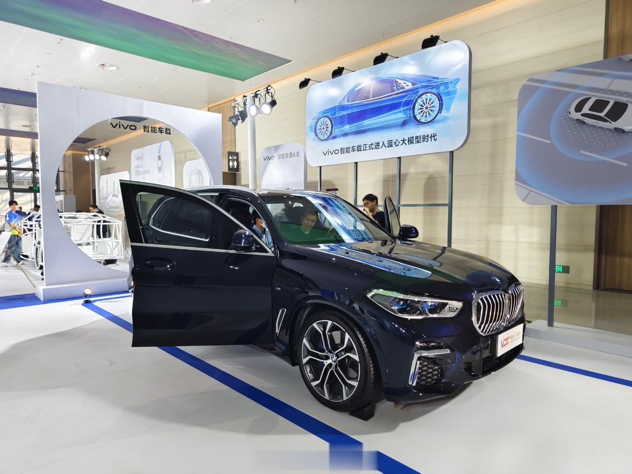 vivo 和汽车联动的两个方案展示

1）用 Carlife 方式和传统车机连接
