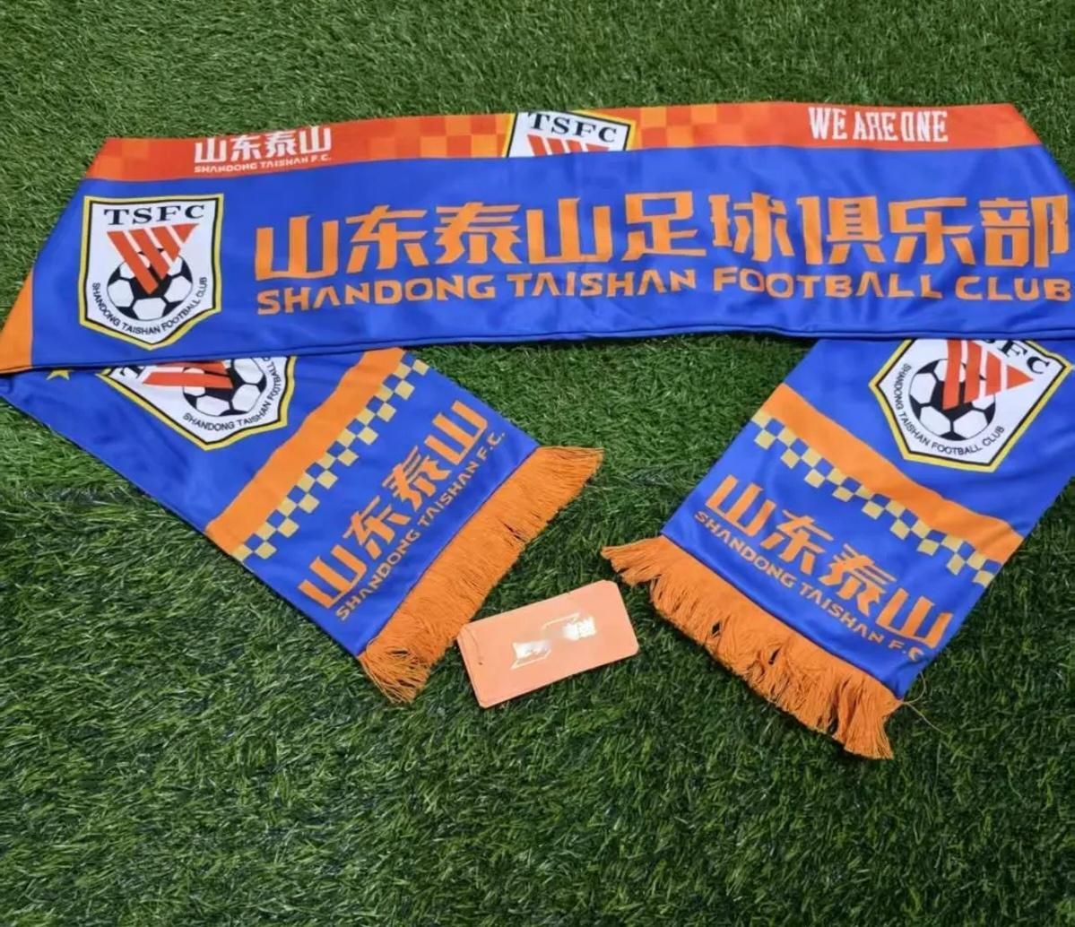 2026年第一天，我先给咱们俱乐部官方球迷生活馆下一单。99元新款围巾，设计到我
