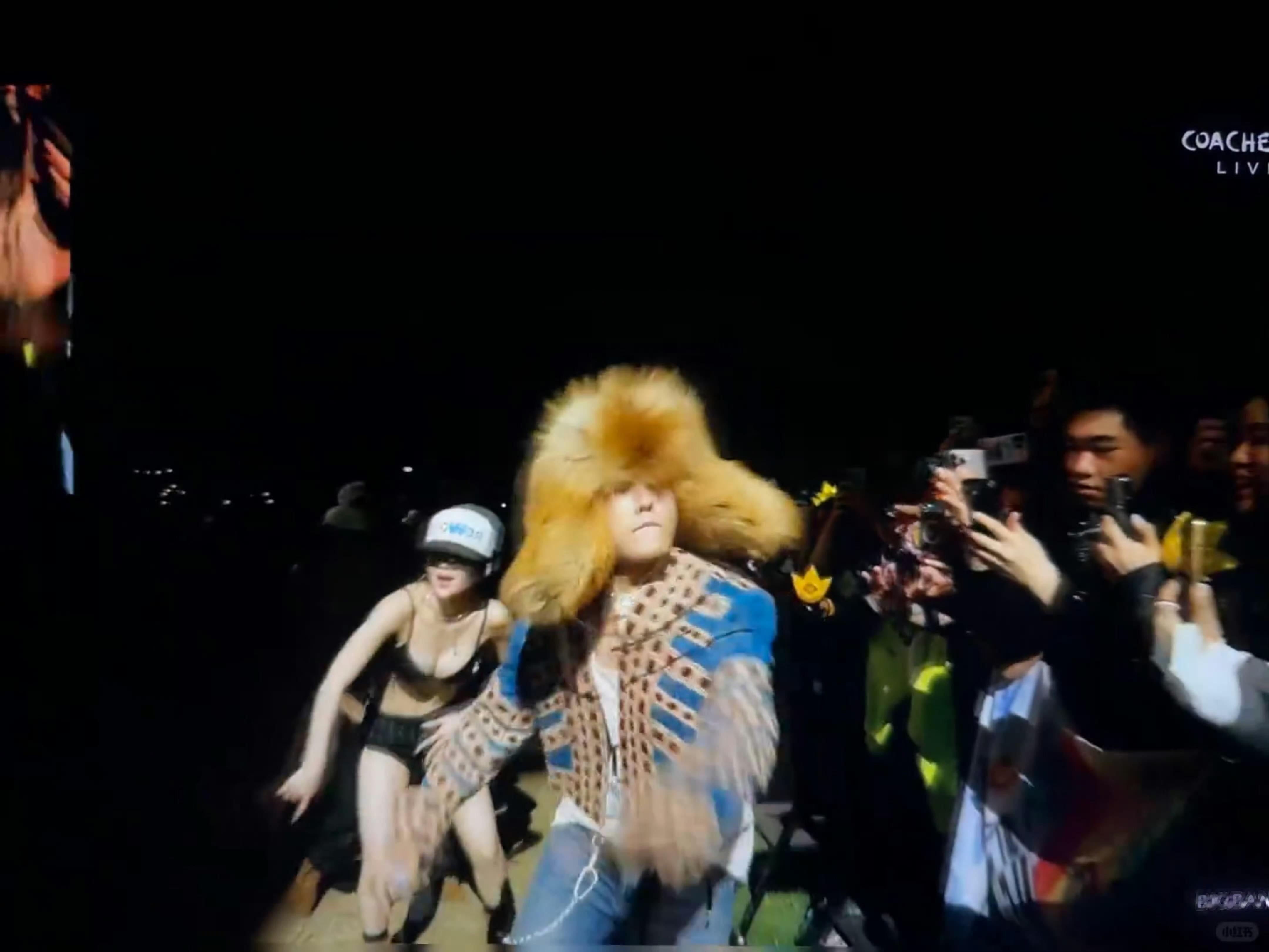 FAM应该都习惯了权志龙爱抢手机这个事吧哈哈哈哈哈哈哈哈哈哈哈哈权志龙抢手机遇上