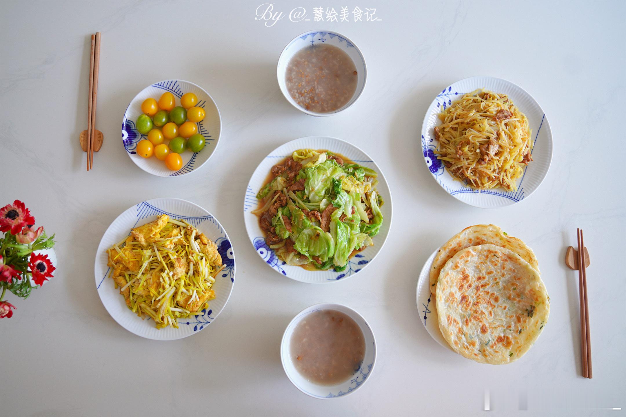 周末早午餐~绿甘蓝炒肉、蒜黄炒鸡蛋、土豆丝炒肉、手抓饼、亚麻籽绿豆粥、小番茄[鲜