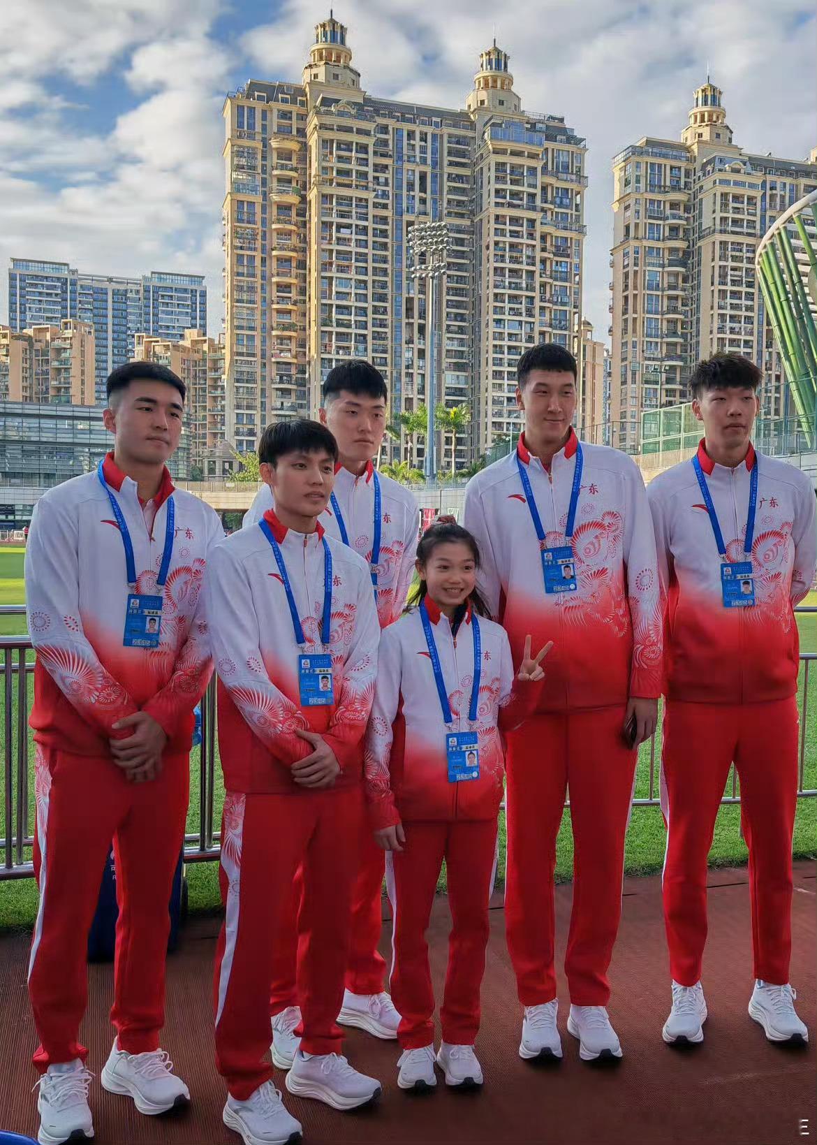 三张也是好起来了，和五金王合影了，就是一个活泼可爱的小女孩啊 