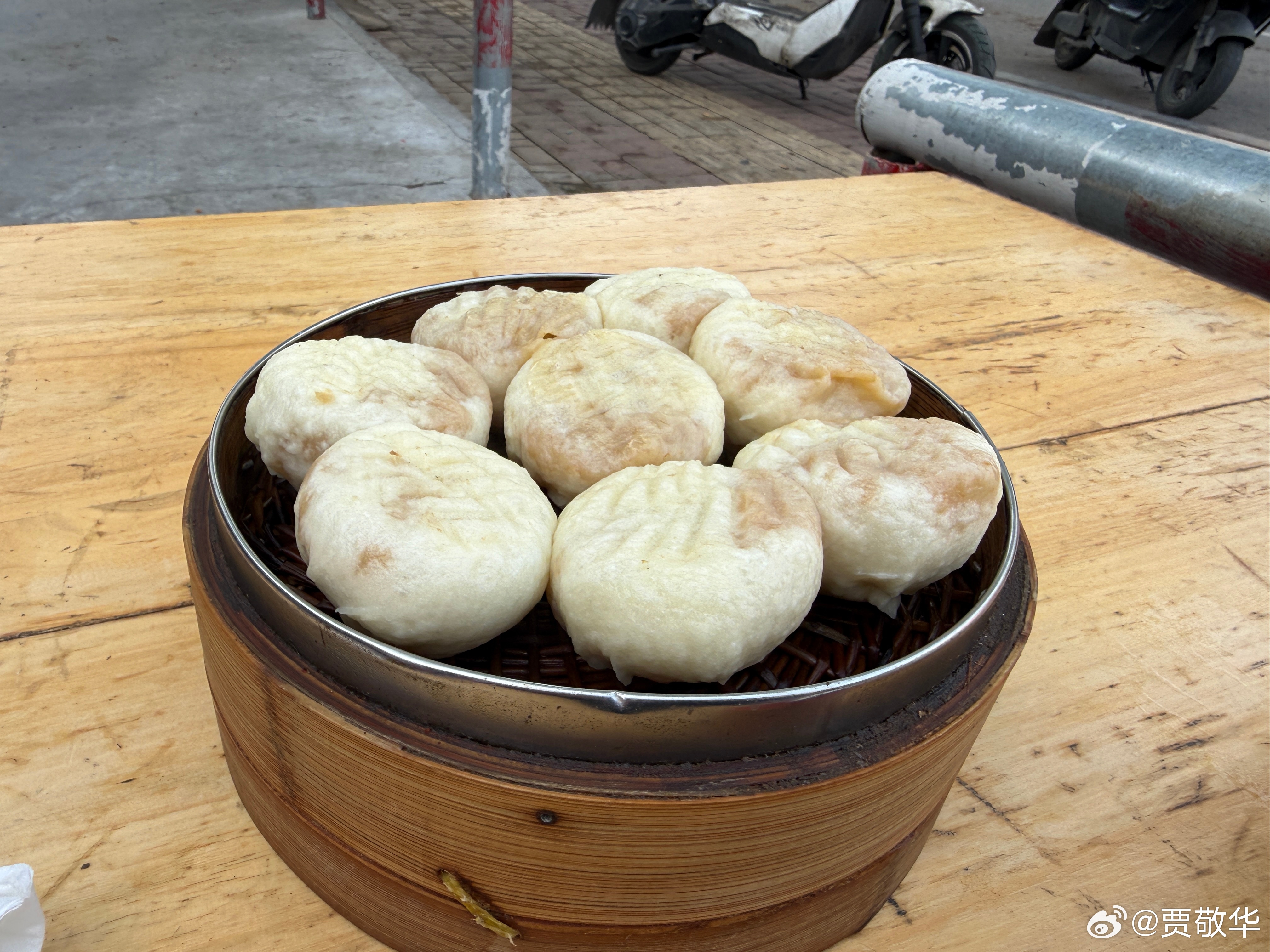 #每天早起打卡# 早上起床第一件事就是，干饭。这样的小笼包，诱人不？ 